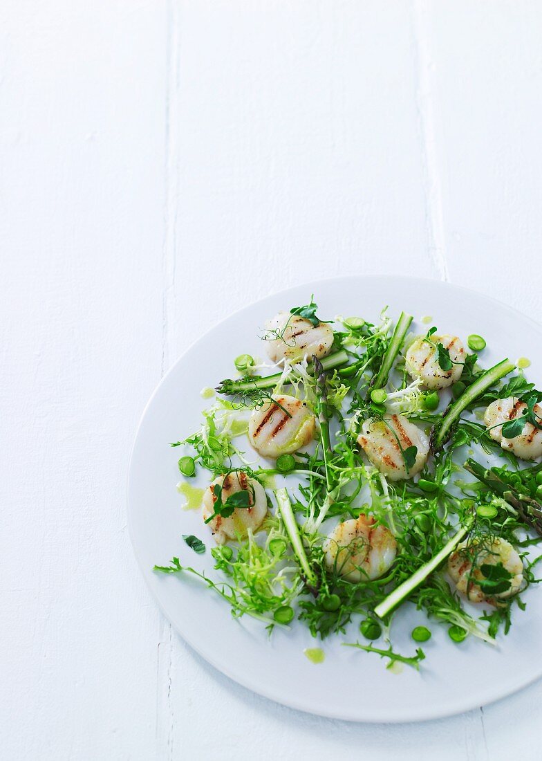 Frisee lettuce with asparagus and grilled scallops (Scandinavia)
