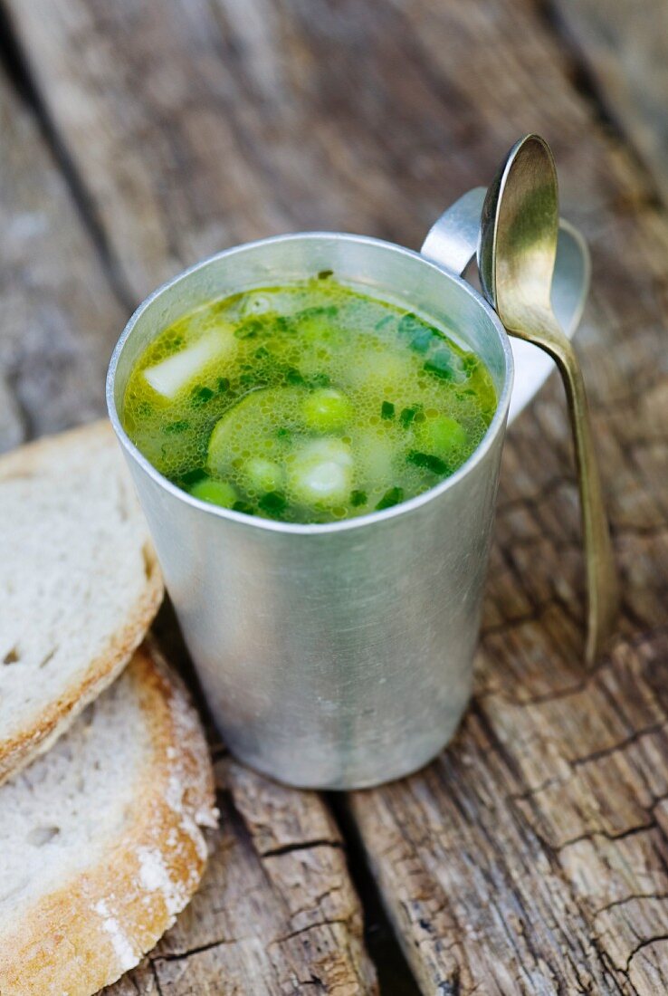 Erbsensuppe mit Bohnen, Zucchini, Makkaroni und Schnittlauch