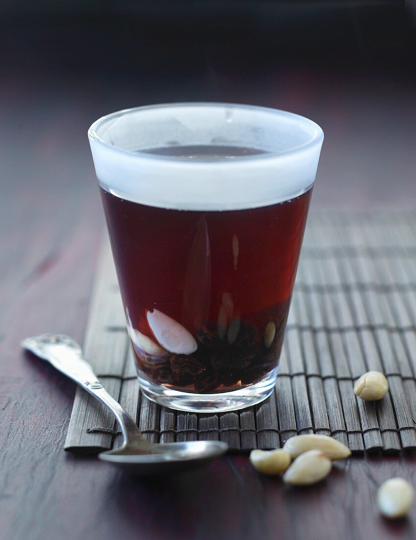 Mulled wine with almonds