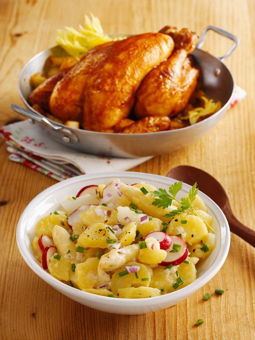 Kartoffelsalat mit Spargel und Radieschen und Brathähnchen