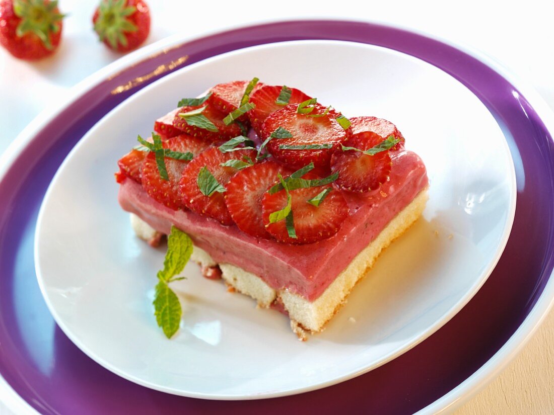 Erdbeer-Frischkäse-Schnitte auf Teller
