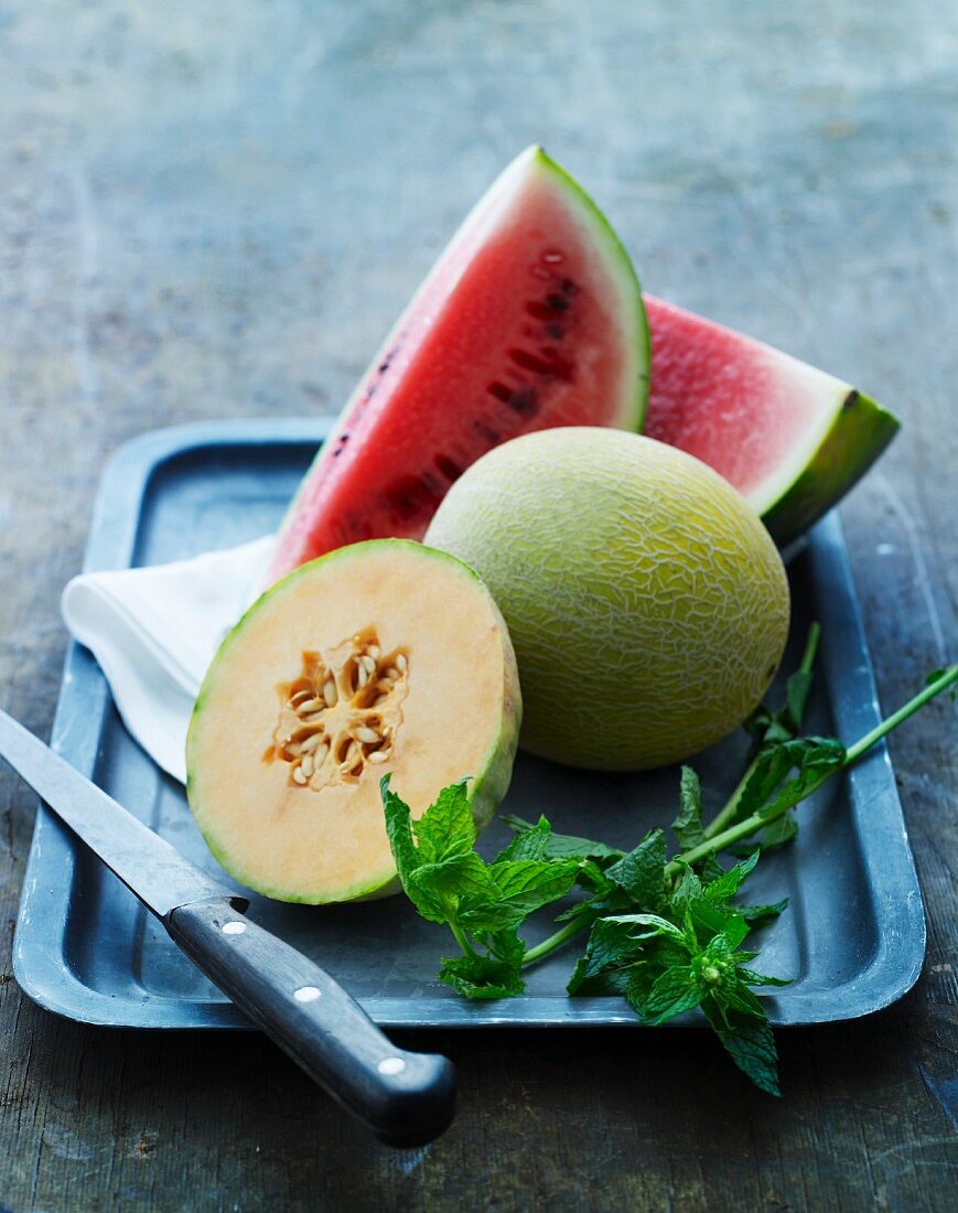 Verschiedene Melonensorten auf Tablett