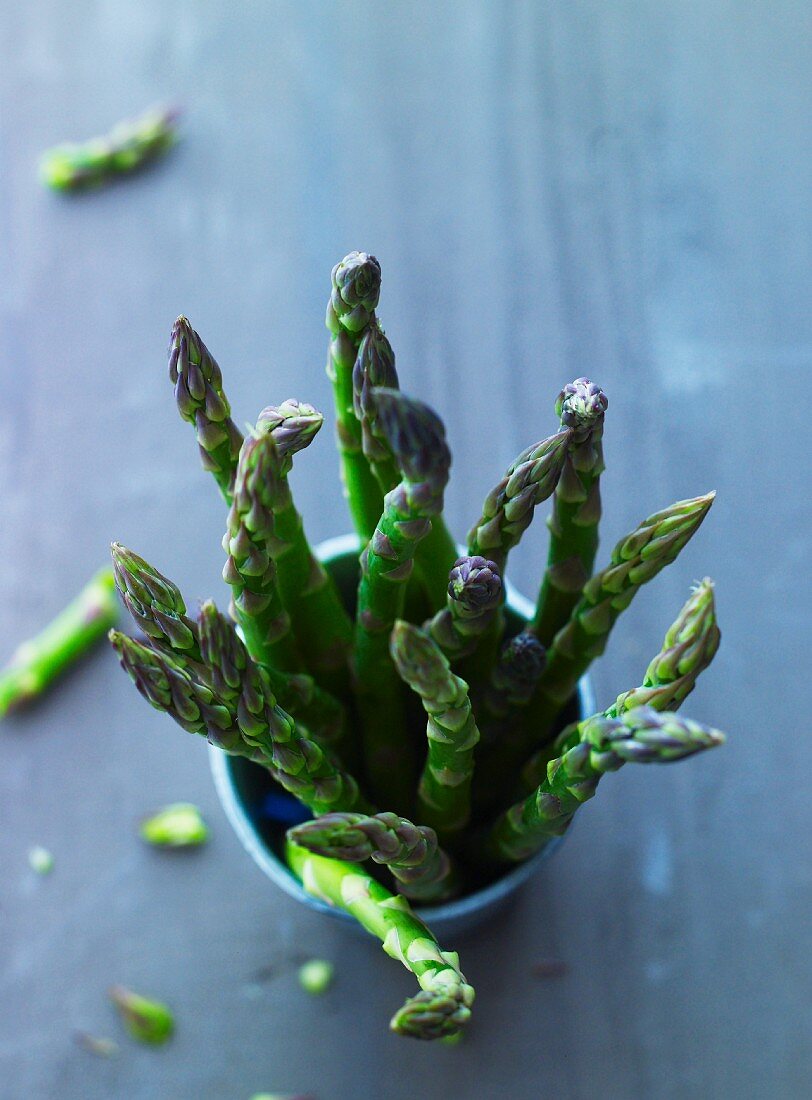 Green asparagus in a container (seen from above)