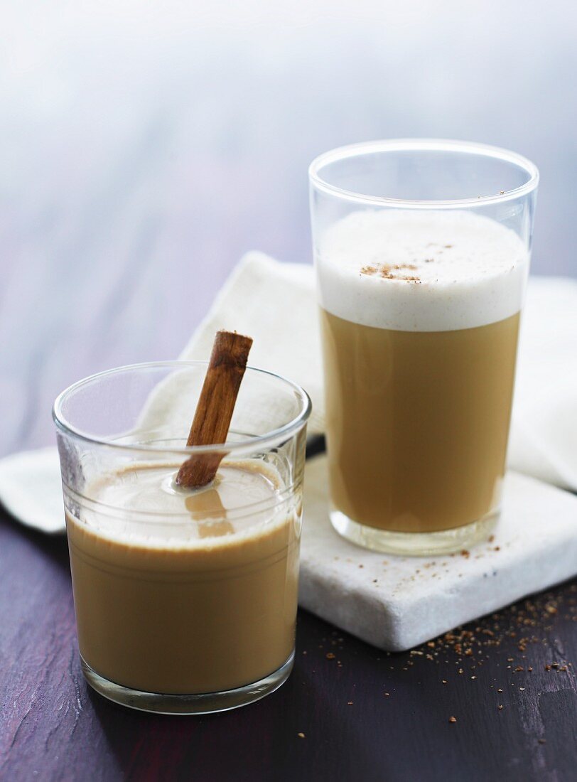 Milchkaffe und Chaitee mit Zimtstange