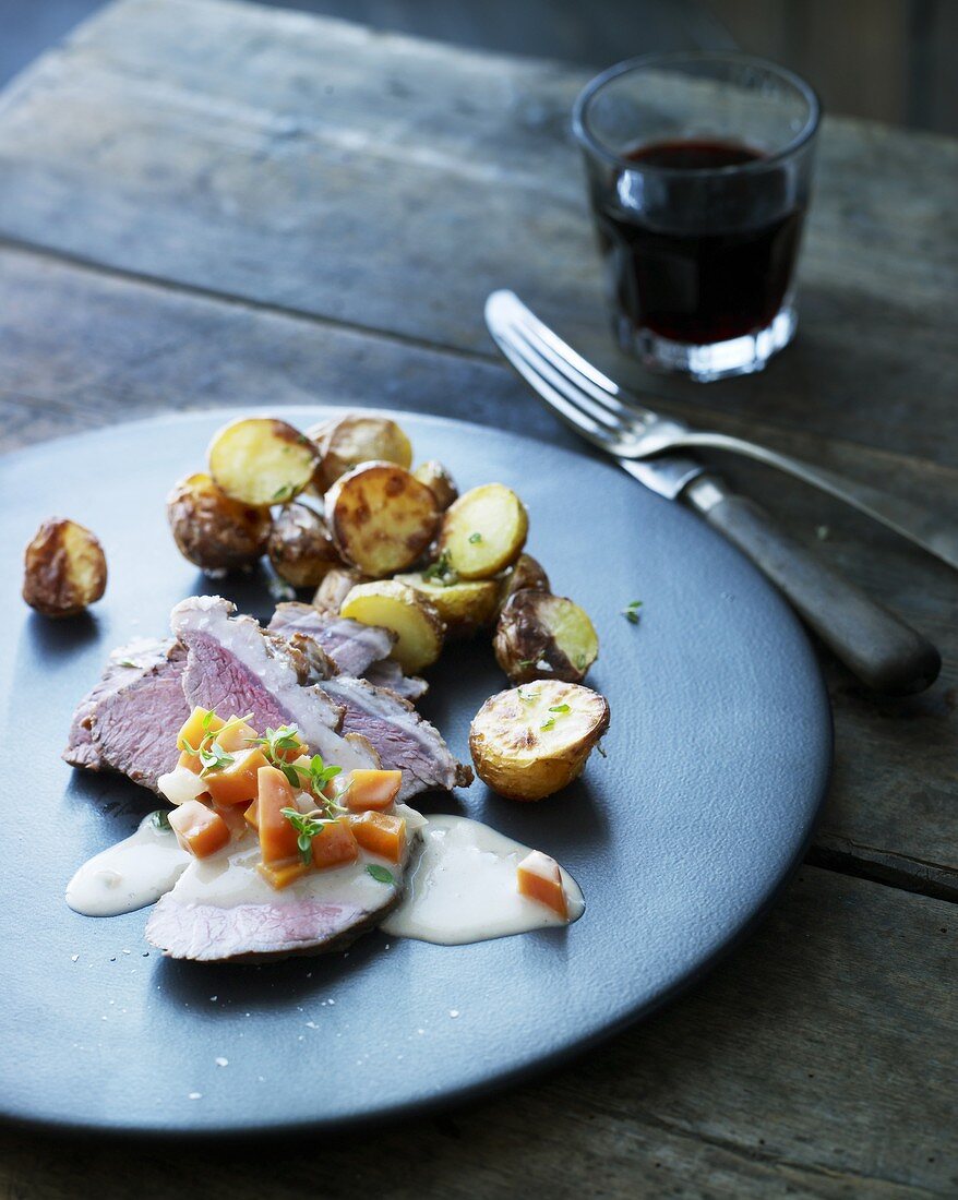 Geschmortes Lammfleisch mit Bratkartoffeln und Möhren