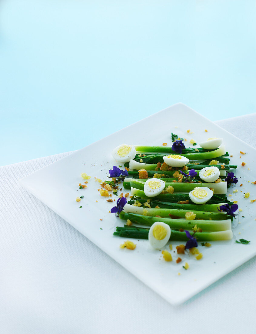 Spring onions with egg and edible flowers