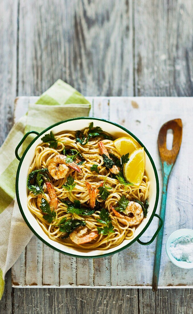 Spaghetti with prawns and rocket