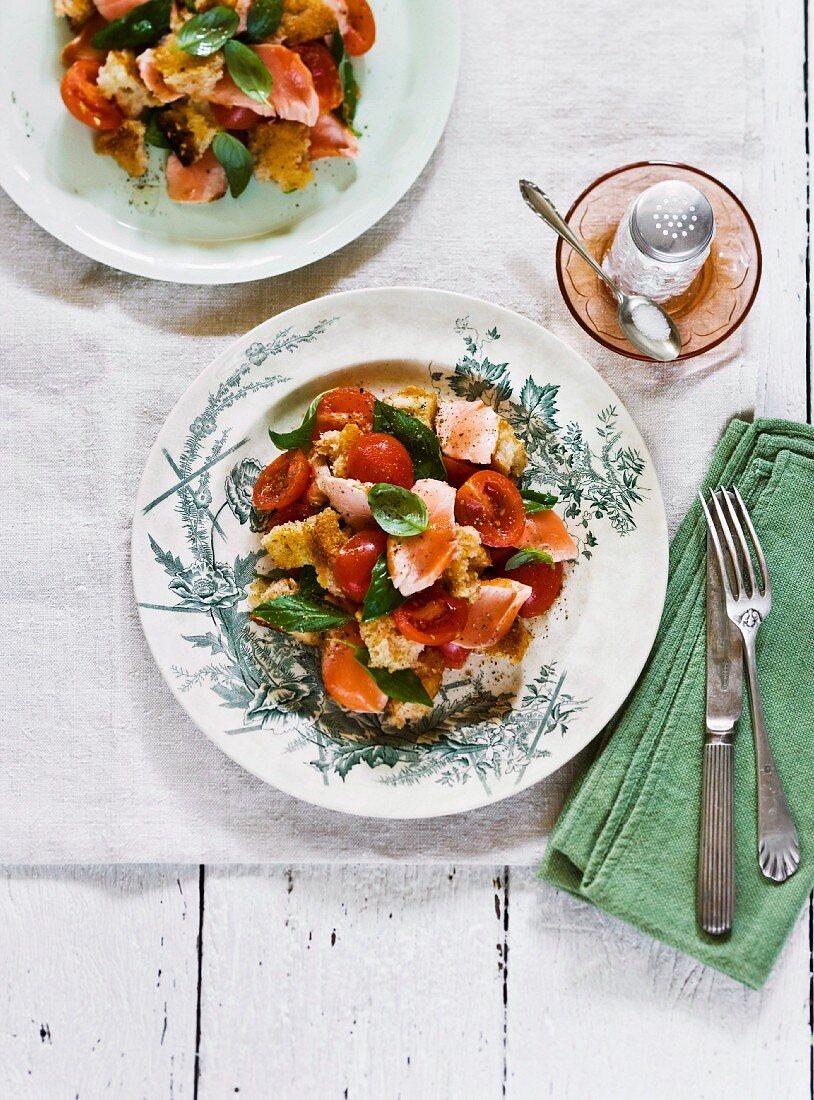 Panzanella al salmone (bread salad with salmon, Italy)