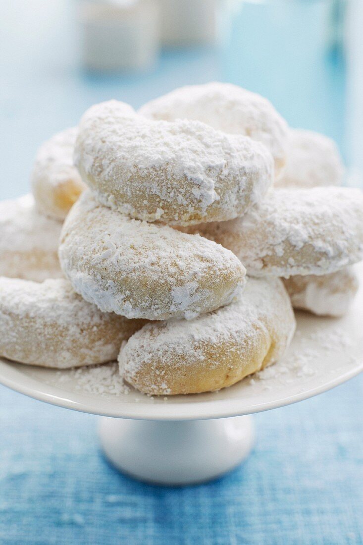 Kourabiedes (Greek Christmas biscuits)