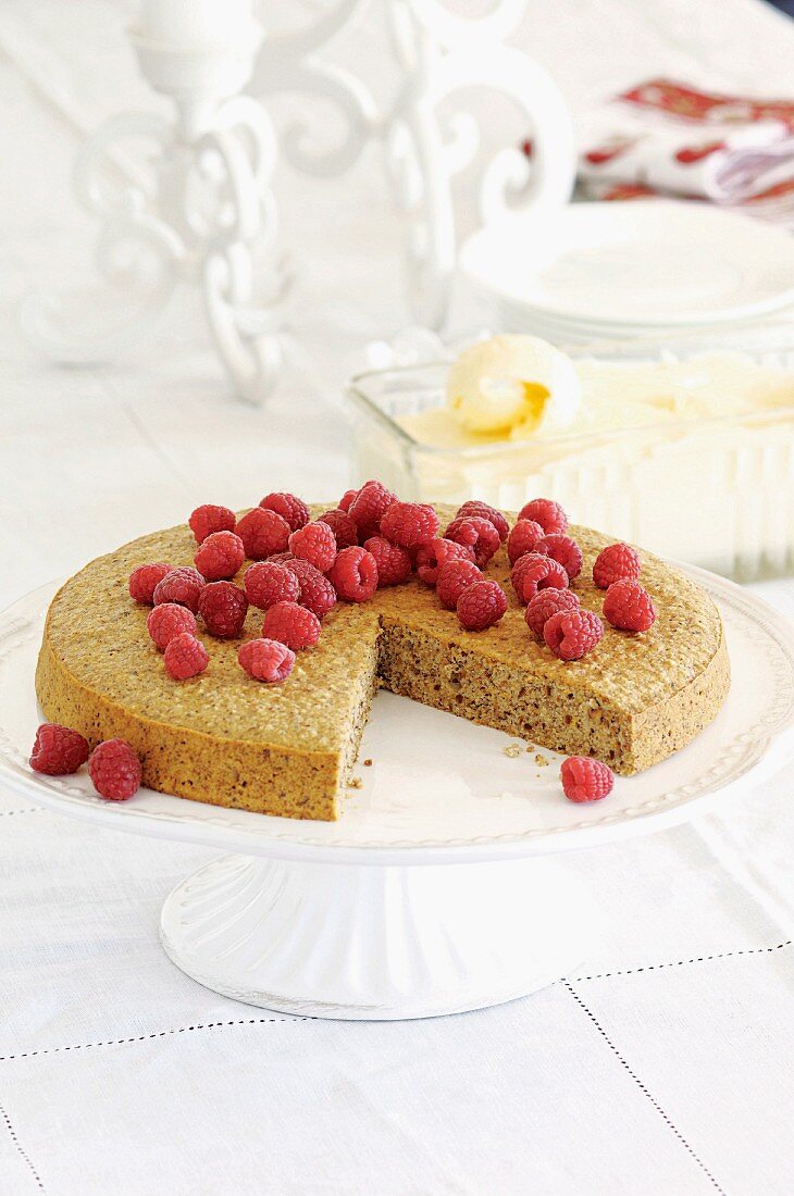 Haselnusskuchen mit frischen Himbeeren