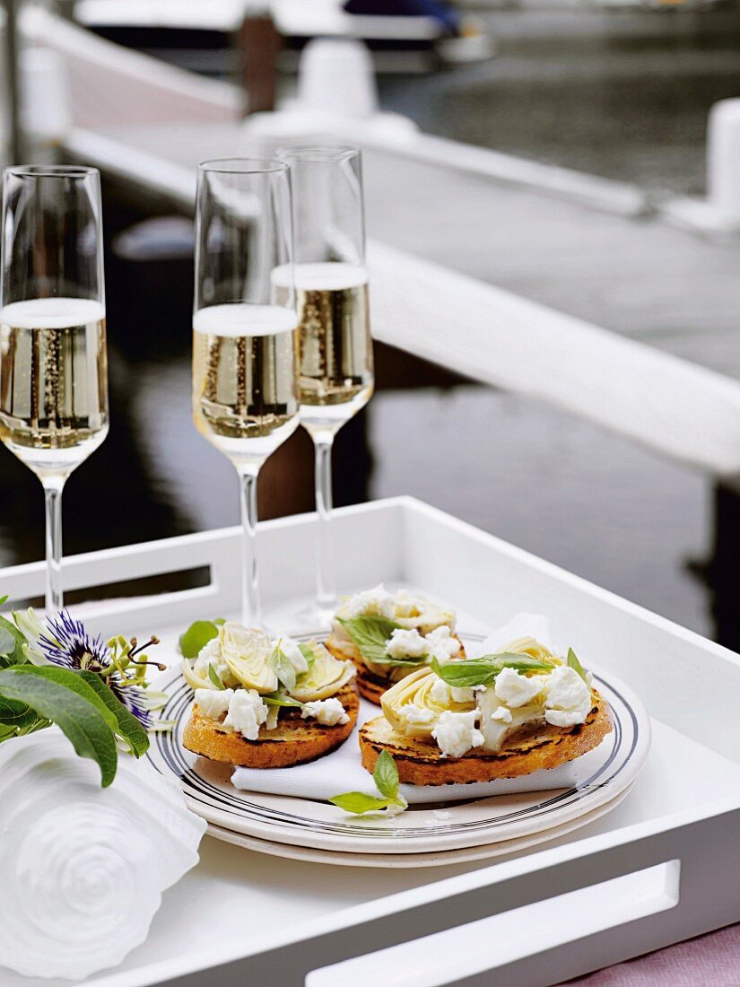 Crostini with artichokes and feta cheese