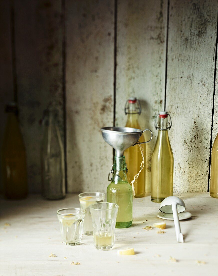 Holunderblütensirup in mehreren Flaschen