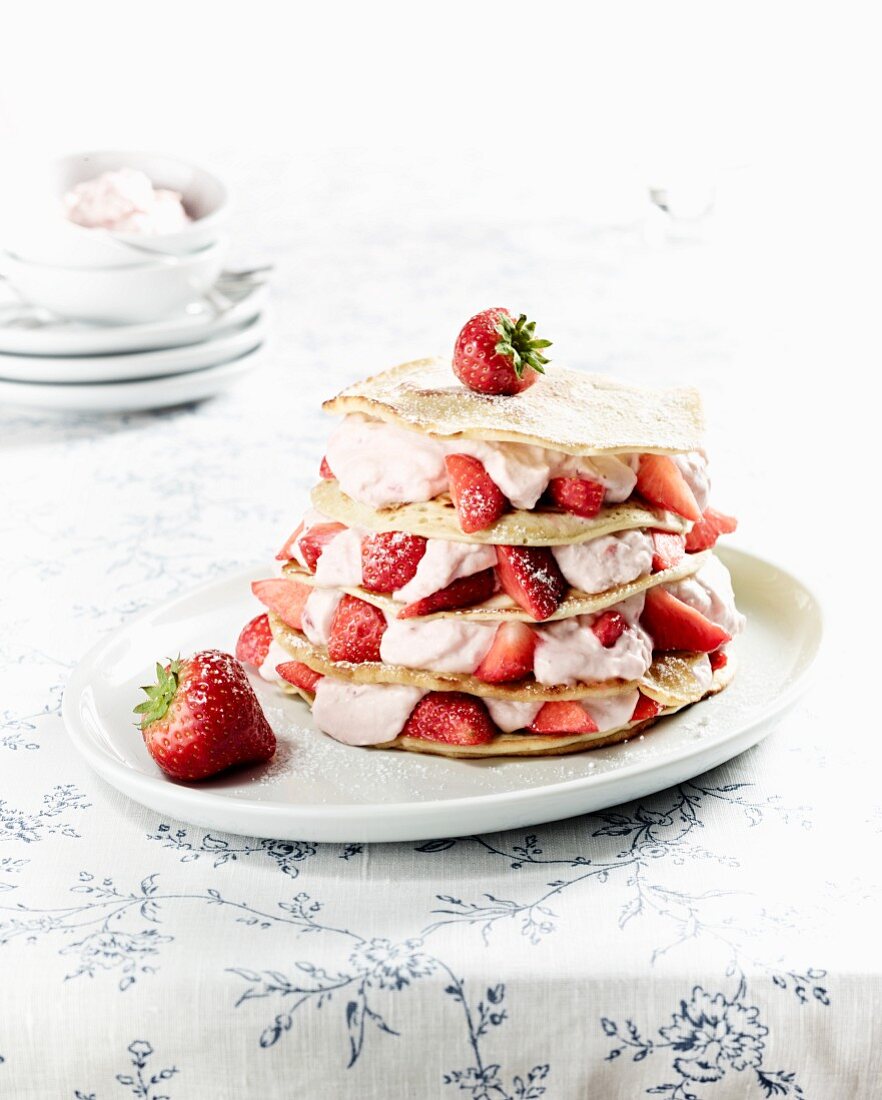 Pfannkuchentorte mit Erdbeeren und Kokosquark