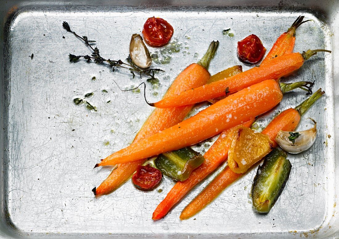 Braised carrots with pepper, cherry tomatoes, thyme and garlic