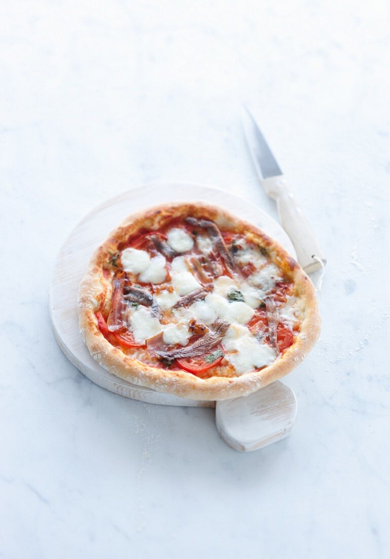 Pizza mit Büffelmozzarella und Sardellenfilets