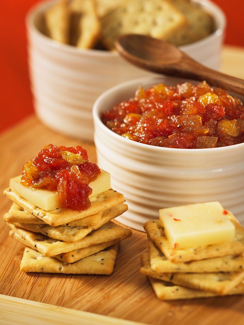 Cracker mit Tomaten-Apfel-Chutney und Käse
