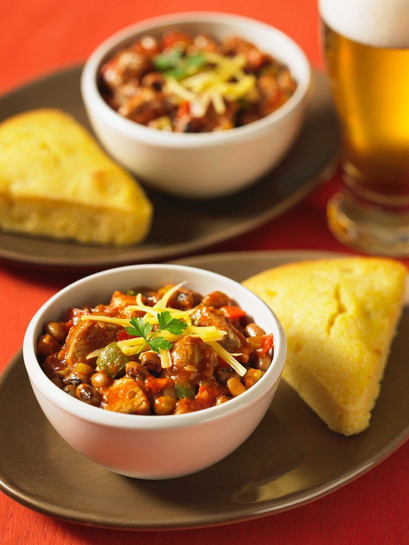 Chilli con carne with cornbread and beer