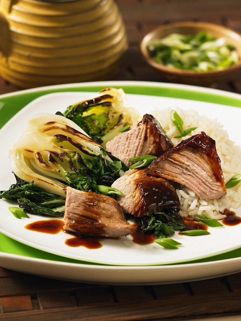 Geschmortes Schweinefleisch mit Pak Choi und Reis (China)