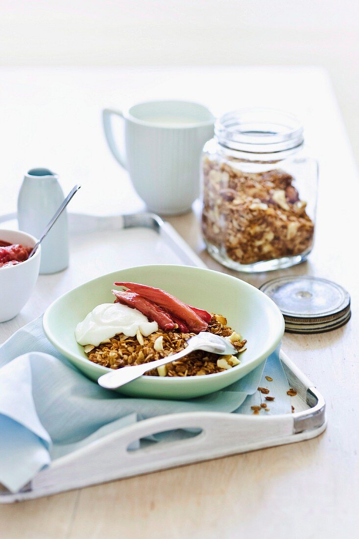 Apfel-Zimt-Granola mit Rhabarber und Joghurt