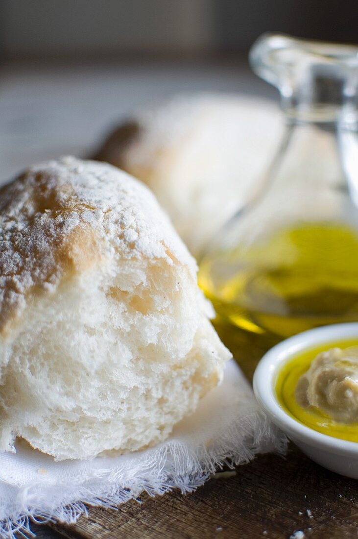 Frisches Weißbrot, Olivenöl & Hummus