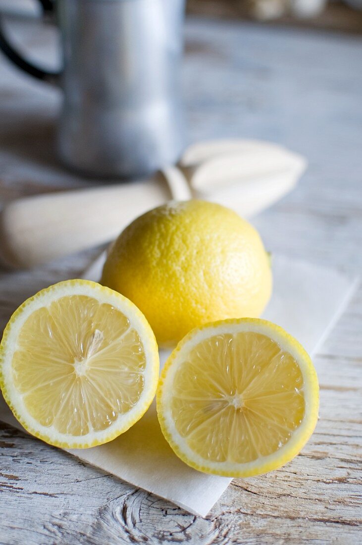 Ganze und halbierte Zitronen