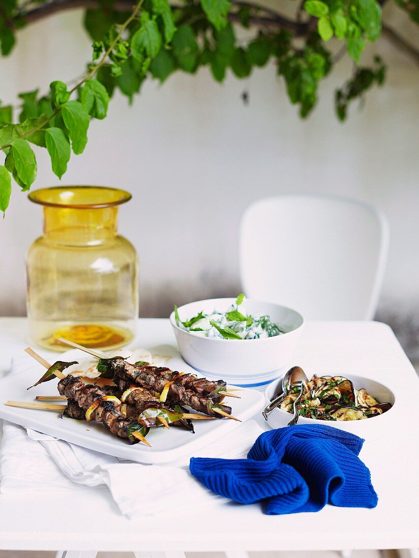 Griechische Lammspiesse mit Gurkenjoghurt und gegrillter Aubergine