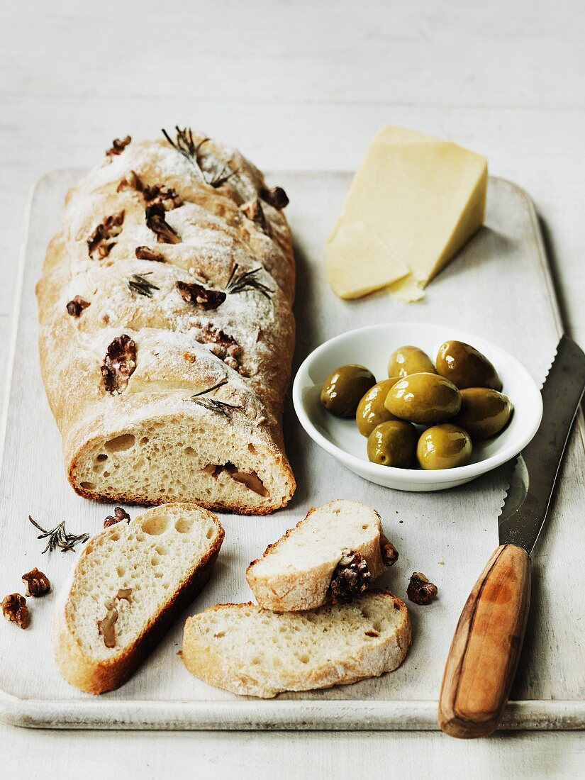 Ciabatta mit Rosmarin und Walnüssen, Oliven und Käse