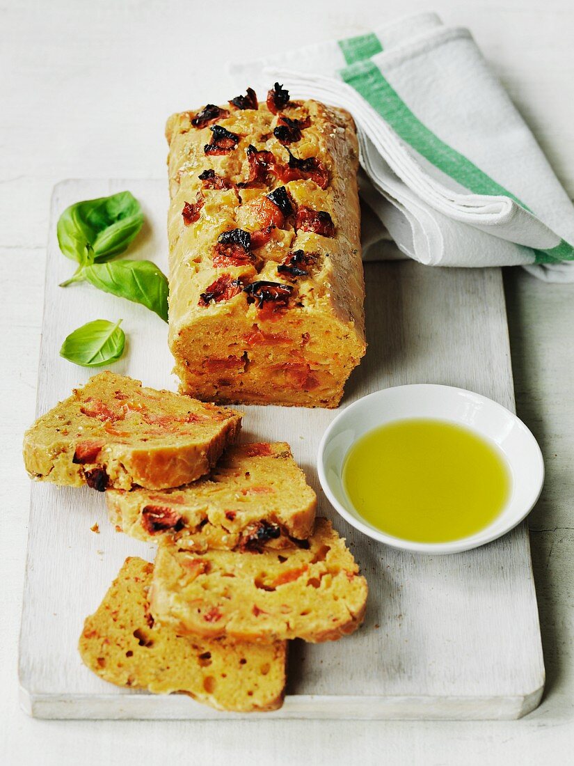 Glutenfreies Brot mit getrockneten Tomaten und Olivenöl