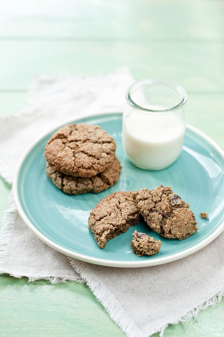 Chocolatechip Cookies und ein Glas Milch