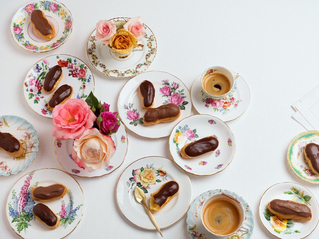 Eclairs mit Schokoglasur zum Kaffee