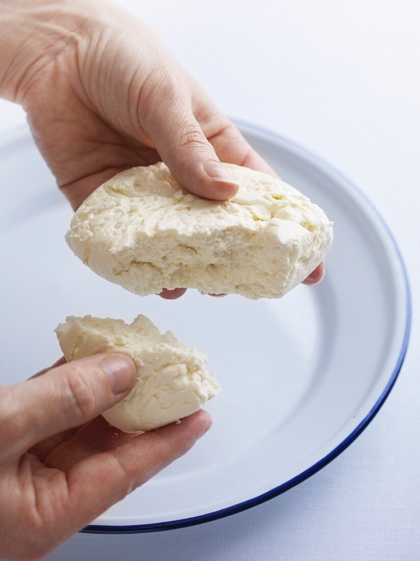 Hände halten selbstgemachten Ricotta