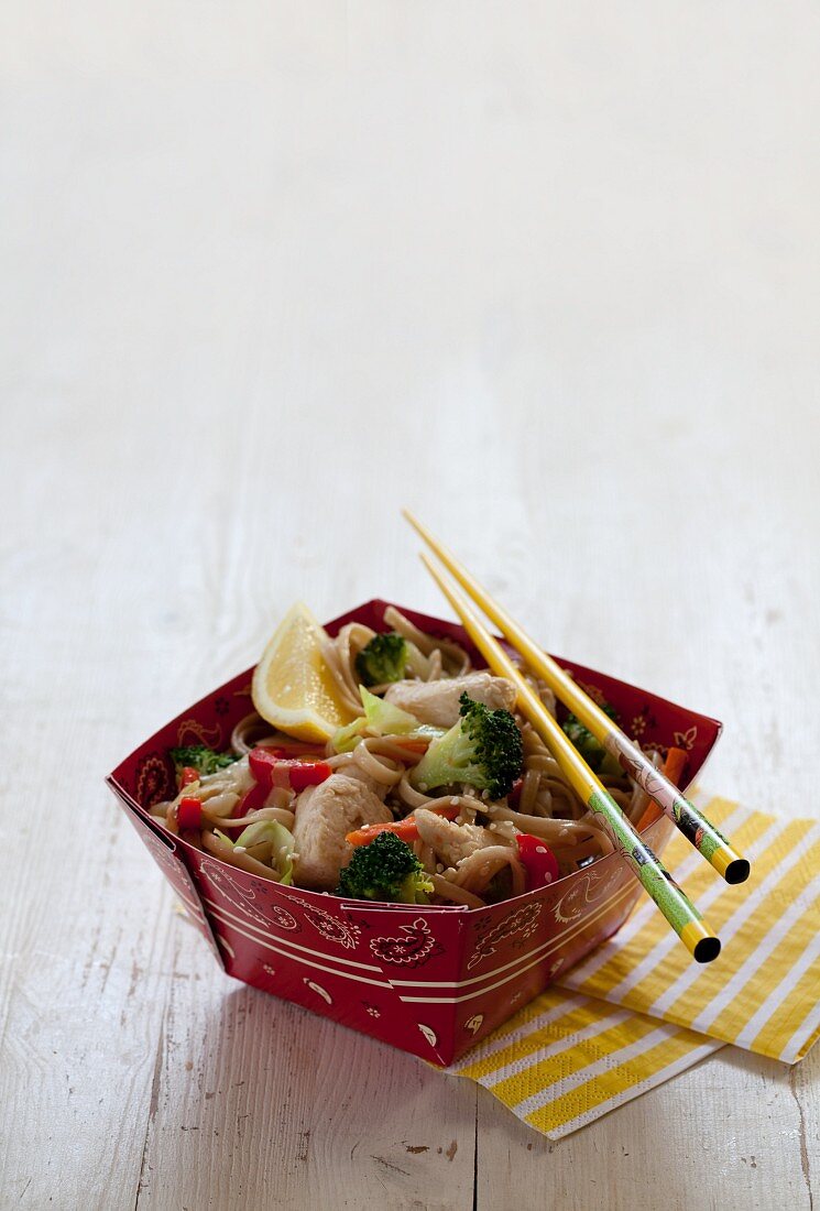 Noodles with chicken and broccoli (Asia)