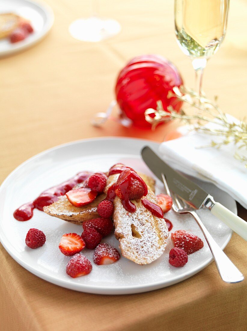 French Toast mit Beeren zu Weihnachten