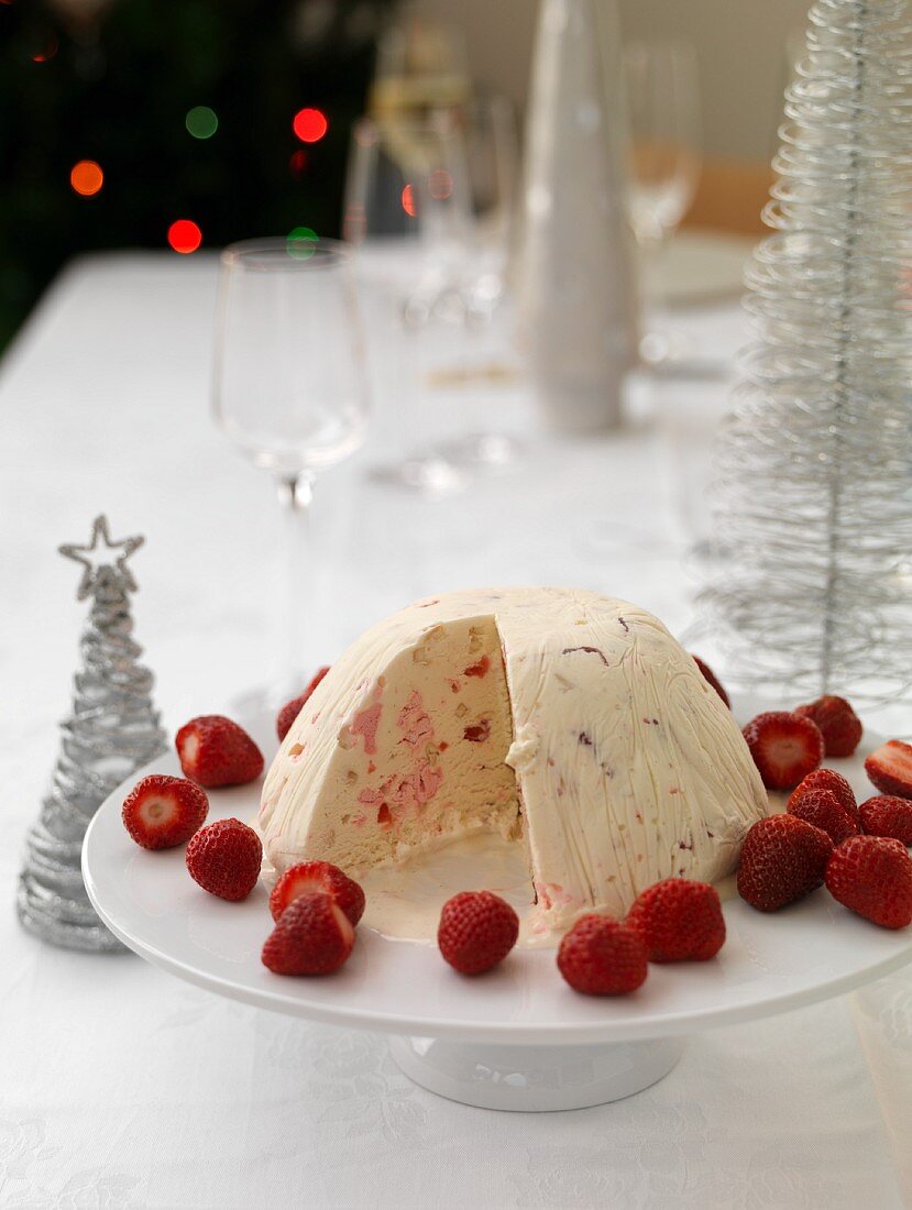 Eisbombe mit Erdbeeren (weihnachtlich)