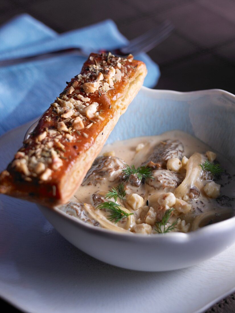 Morchelsuppe mit Blätterteiggebäck