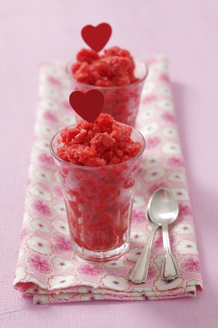 Erdbeer-Granita mit roten Herzsteckern