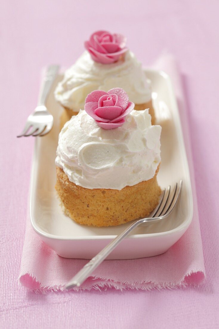 Kleine Biskuittörtchen mit Vanillecreme und Zuckerblüten