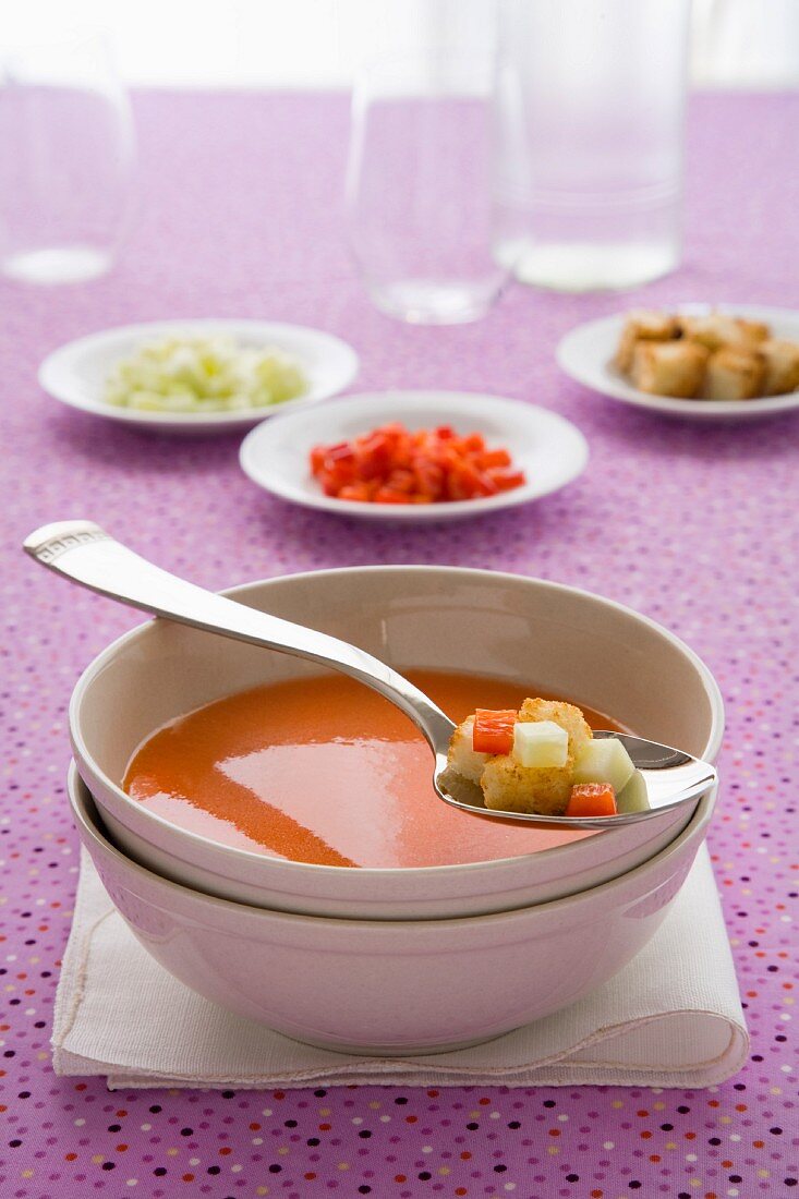 Gazpacho mit Suppenzutaten und Croûtons