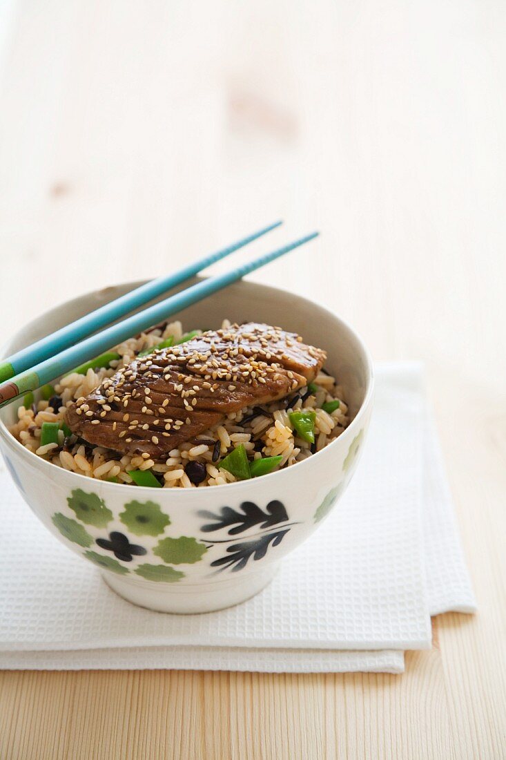 Rindfleisch mit Sesam auf Reis (Asien)