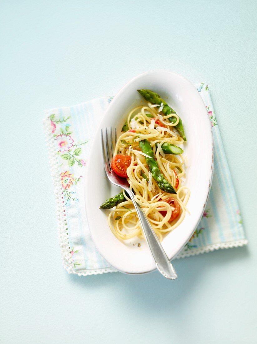 Pasta with green asparagus and cherry tomatoes