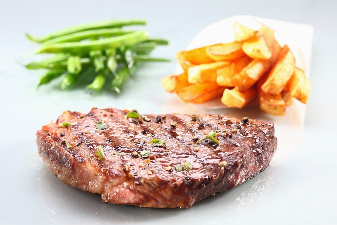 Rindersteak mit Pommes frites und grünen Bohnen