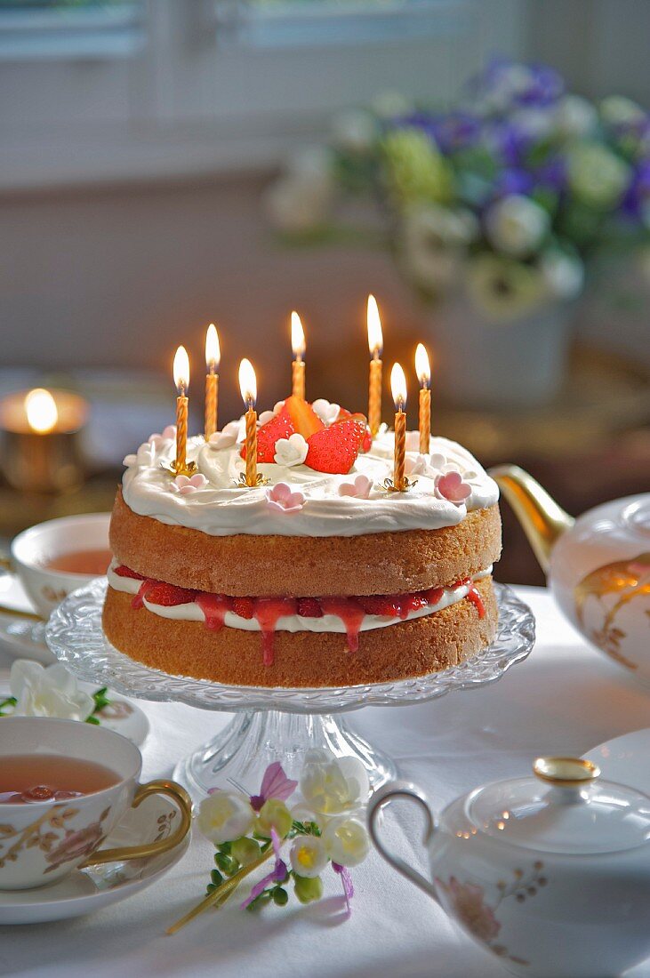 Biskuitkuchen mit Sahne und Erdbeeren