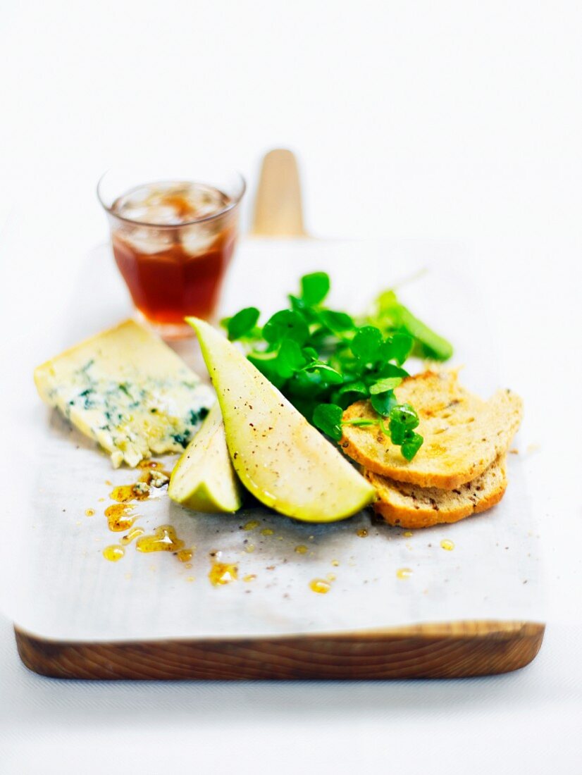 Stilton cheese with pears, salad and bread