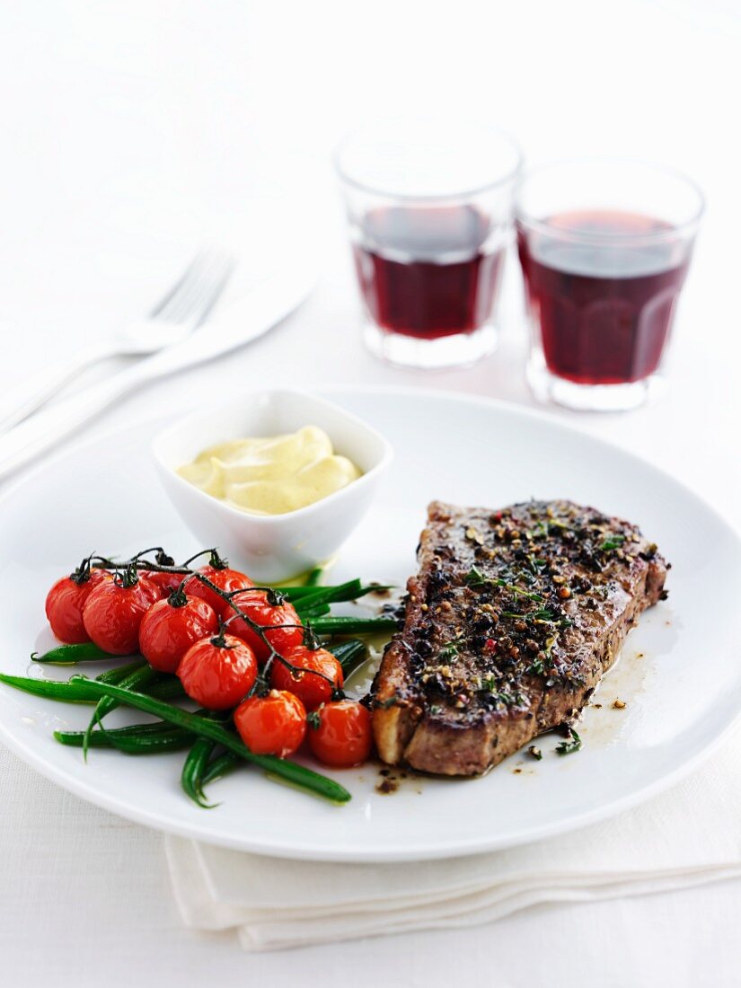 Spicy beef steak with tomatoes and green beans