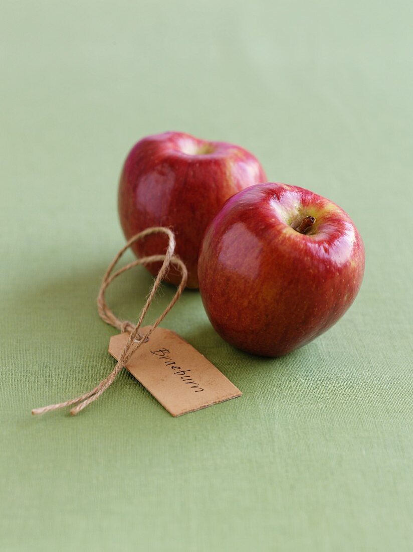 Zwei Äpfel (Sorte: Braeburn)