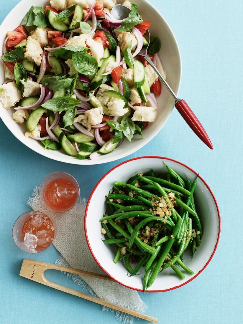 Vegetable salad with white bread and green beans with breadcrumbs