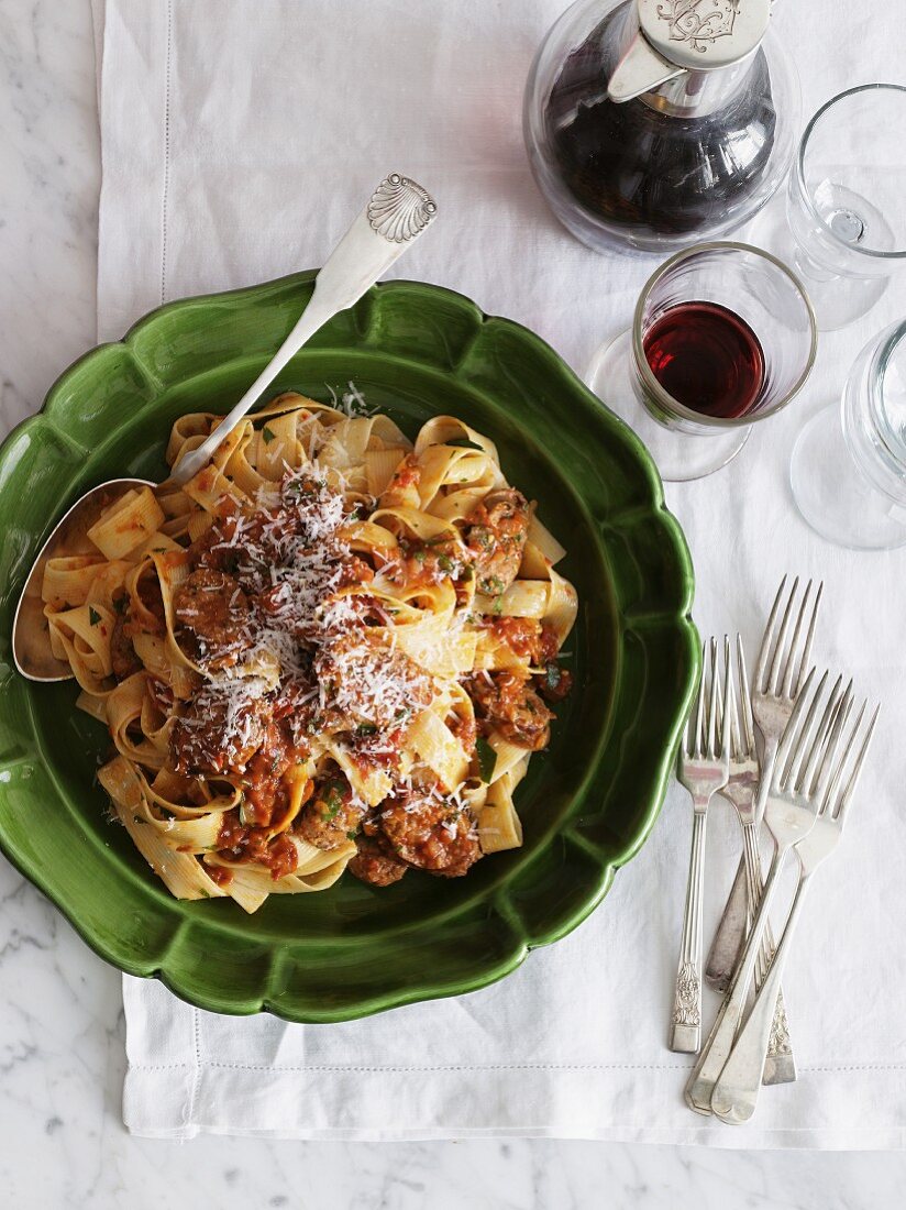 Bandnudeln mit Wurstscheiben und Parmesan