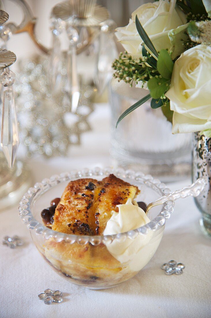 Panettone-Pudding mit Sahne zu Weihnachten