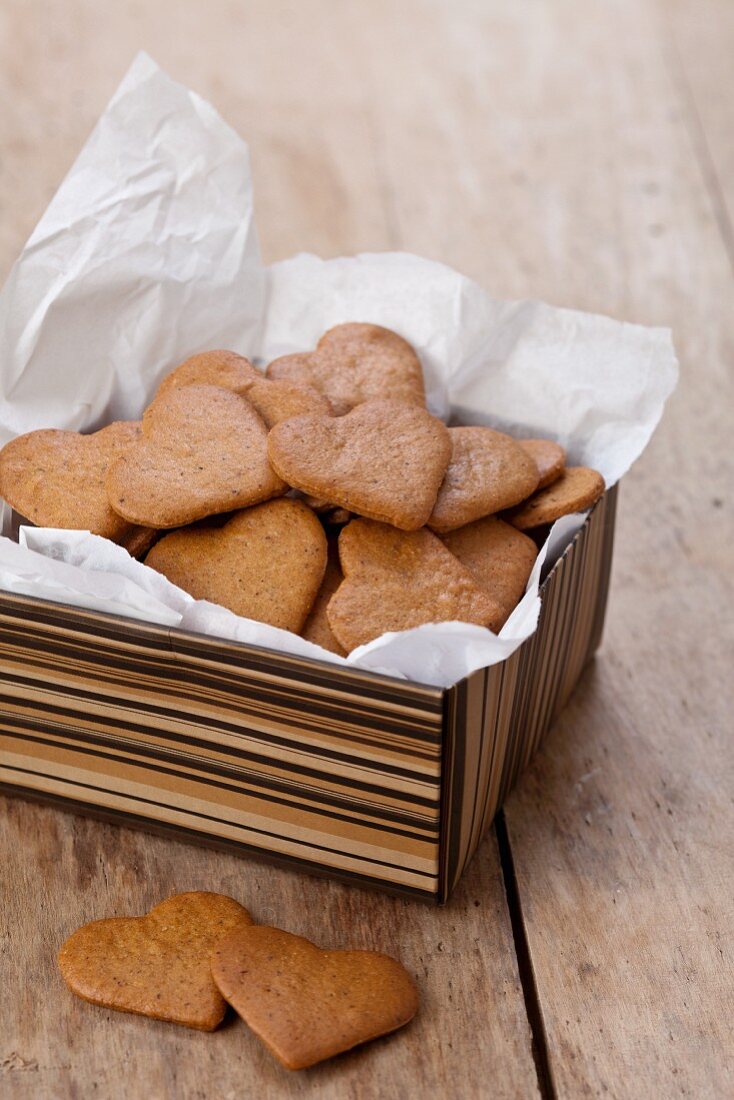 Lebkuchenplätzchen in einer Schachtel