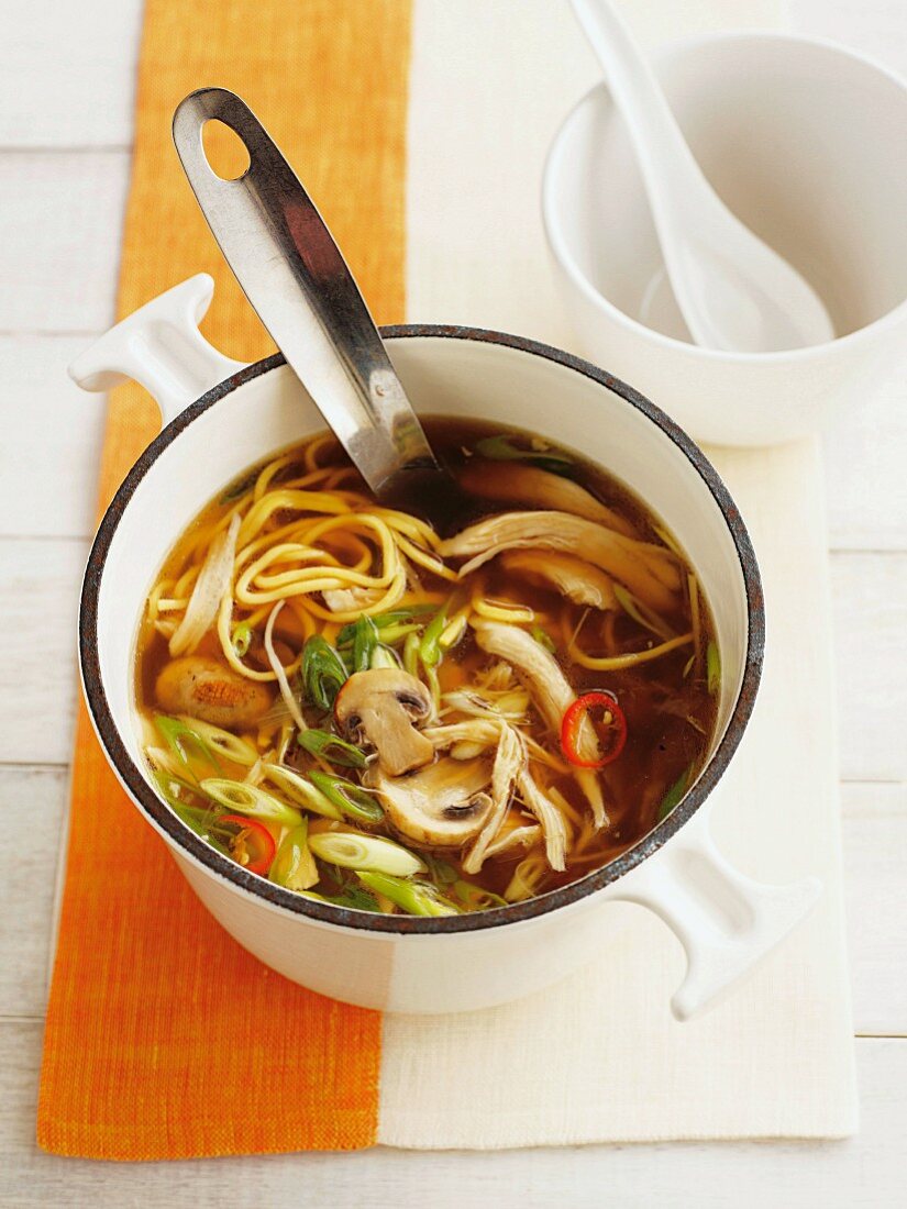 Asiatische Hühnersuppe mit Champignons und Nudeln